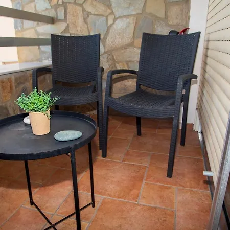 Apartment Central, By Sea, Seaview, Renovated 1 Bedroom Flat